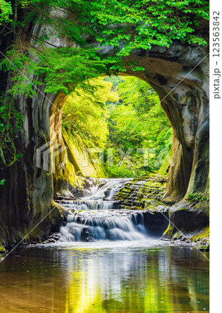 【千葉県】清水渓流広場(濃溝の滝・亀岩の洞窟) 光芒 【千葉県】清水渓流広場(濃溝の滝・亀岩の洞窟) 光芒 123563842