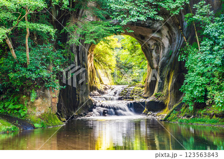 【千葉県】清水渓流広場(濃溝の滝・亀岩の洞窟) 光芒 【千葉県】清水渓流広場(濃溝の滝・亀岩の洞窟) 光芒 123563843