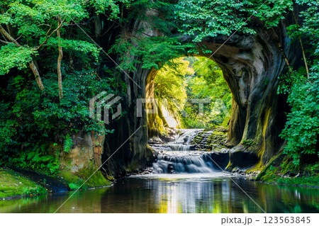 【千葉県】清水渓流広場（濃溝の滝・亀岩の洞窟）　光芒 123563845
