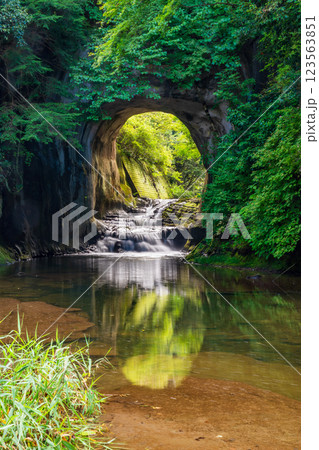 【千葉県】清水渓流広場(濃溝の滝・亀岩の洞窟) 光芒 【千葉県】清水渓流広場(濃溝の滝・亀岩の洞窟) 光芒 123563851