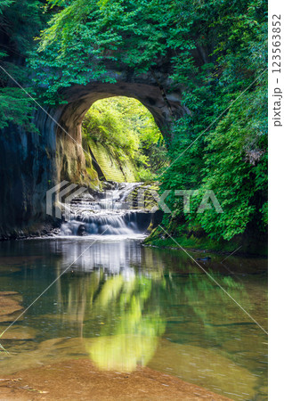 【千葉県】清水渓流広場（濃溝の滝・亀岩の洞窟）　光芒 123563852