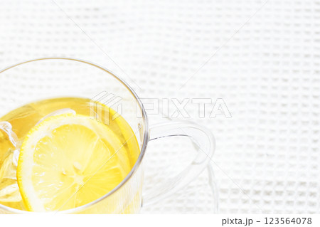 花粉症の季節にスッキリ　優しいハーブティー　エルダーフラワーとレモンをブレンドしたドリンク 123564078