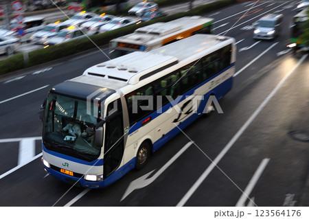 夕暮れの王子駅前を行くジェイアールバス関東(マロニエ新宿号:新宿⇔佐野新都市) 夕暮れの王子駅前を行くジェイアールバス関東(マロニエ新宿号:新宿⇔佐野新都市) 123564176