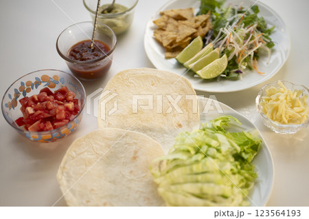 メキシコ料理の定番タコス 123564193