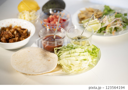 メキシコ料理の定番タコス メキシコ料理の定番タコス 123564194