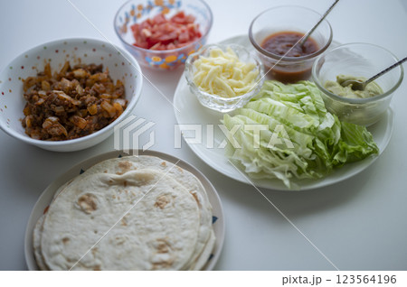 メキシコ料理の定番タコス 123564196