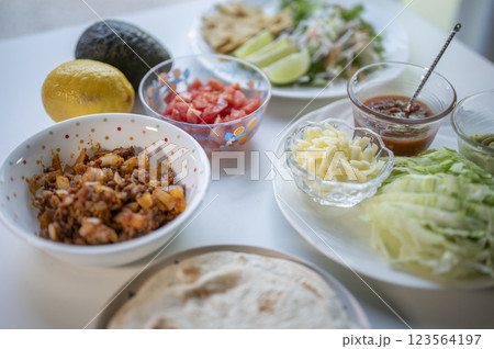 メキシコ料理の定番タコス 123564197