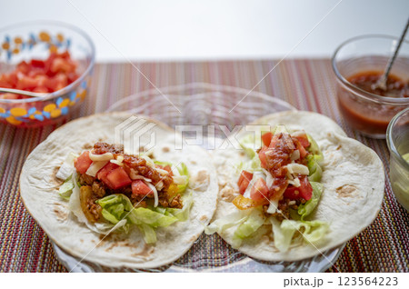 メキシコ料理の定番タコス 123564223