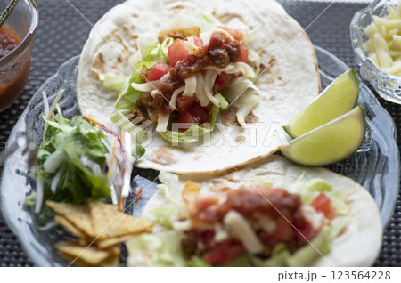 メキシコ料理の定番タコス メキシコ料理の定番タコス 123564228