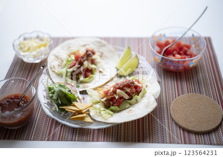 メキシコ料理の定番タコス 123564231