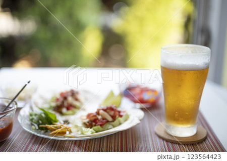 真夏に美味しい生ビールとタコス　 123564423