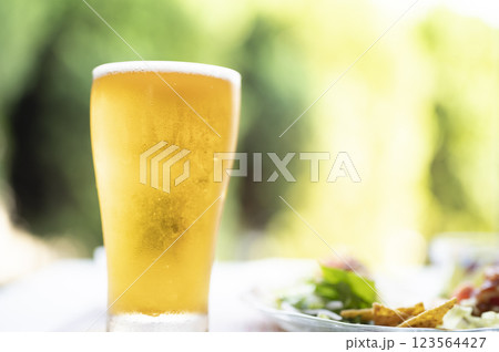 真夏に美味しい生ビールとタコス 真夏に美味しい生ビールとタコス 123564427