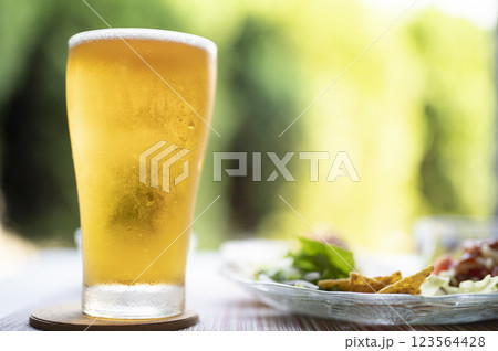 真夏に美味しい生ビールとタコス　 123564428