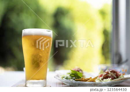 真夏に美味しい生ビールとタコス　 123564430