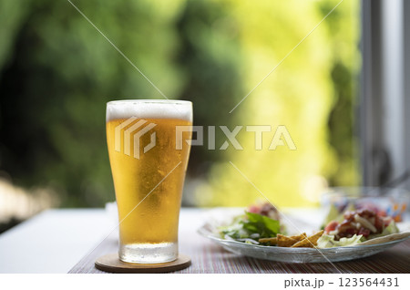 真夏に美味しい生ビールとタコス 真夏に美味しい生ビールとタコス 123564431