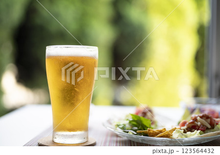 真夏に美味しい生ビールとタコス　 123564432