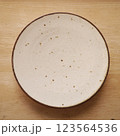 木のテーブルに置かれた白い皿 123564536