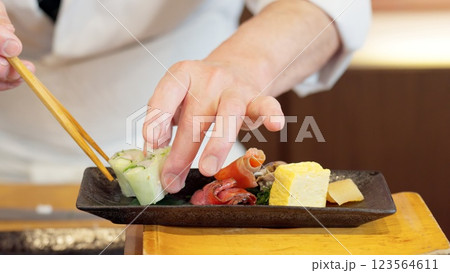 料理を盛り付ける料理人の手元 123564611