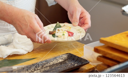 料理を盛り付ける料理人の手元 123564613