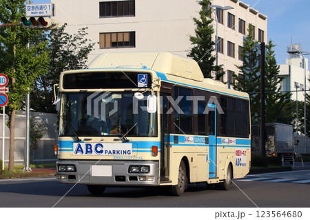 成田空港⇔駐車場間の送迎バス（元大阪市営バス車両） 123564680