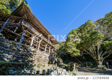 日龍峯寺高澤観音境内の景色　北条政子の寄進した多宝塔のある寺 123564688