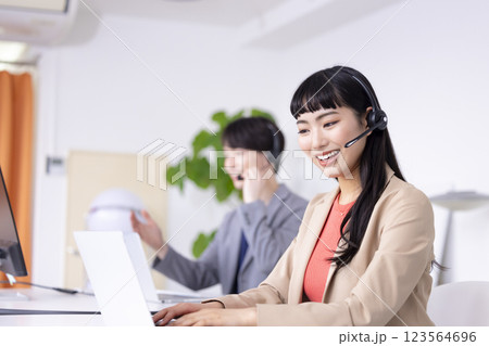 ビジネス　コールセンターで働く若い男女 123564696
