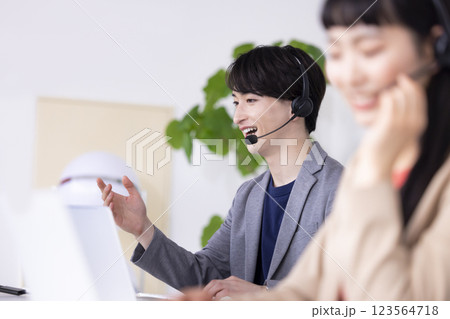 ビジネス　コールセンターで働く若い男女 123564718