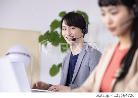 ビジネス　コールセンターで働く若い男女 123564720
