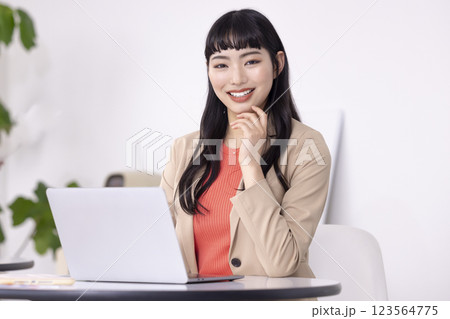 ビジネス　パソコンで仕事をしている若い女性 123564775