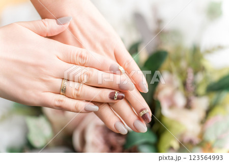 ネイルサロン・ジェルネイルをする女性（ベージュ・ブラウン・秋冬デザイン） 123564993