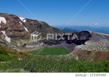 蔵王のお釜 背後は馬の背と熊野岳 蔵王のお釜 背後は馬の背と熊野岳 123565060