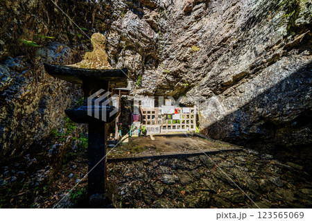 日龍峯寺高澤観音境内の景色 北条政子の寄進した多宝塔のある寺 日龍峯寺高澤観音境内の景色 北条政子の寄進した多宝塔のある寺 123565069