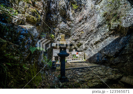 日龍峯寺高澤観音境内の景色 北条政子の寄進した多宝塔のある寺 日龍峯寺高澤観音境内の景色 北条政子の寄進した多宝塔のある寺 123565071