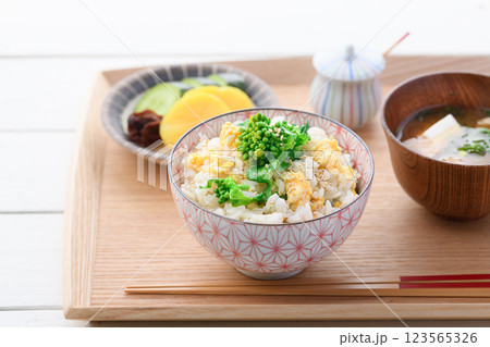 菜の花と炒り卵の混ぜご飯 菜の花と炒り卵の混ぜご飯 123565326