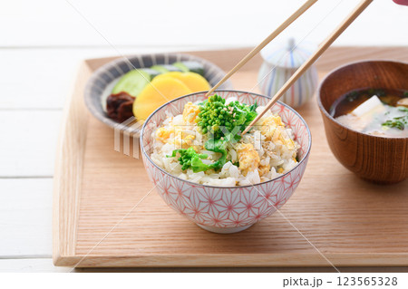 菜の花と炒り卵の混ぜご飯 123565328