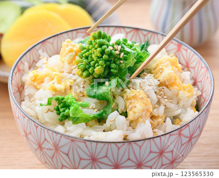 菜の花と炒り卵の混ぜご飯 123565330
