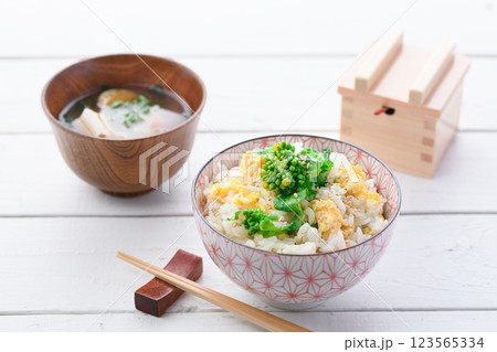 菜の花と炒り卵の混ぜご飯 123565334