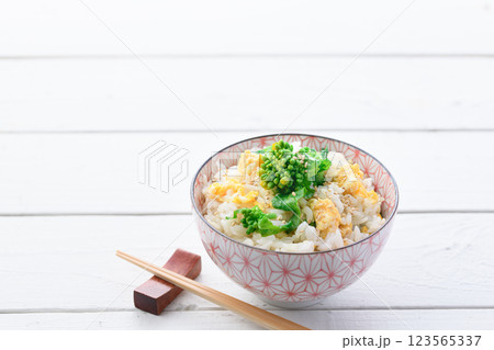 菜の花と炒り卵の混ぜご飯 123565337