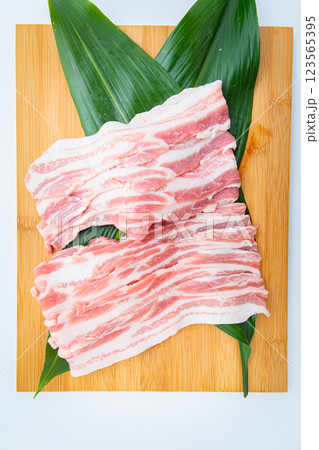 新鮮な豚バラ肉 新鮮な豚バラ肉 123565395