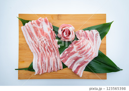 新鮮な豚バラ肉 新鮮な豚バラ肉 123565398