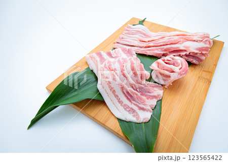 新鮮な豚バラ肉 123565422