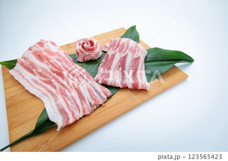 新鮮な豚バラ肉 新鮮な豚バラ肉 123565423
