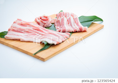 新鮮な豚バラ肉 123565424