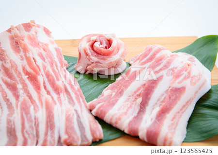 新鮮な豚バラ肉 新鮮な豚バラ肉 123565425
