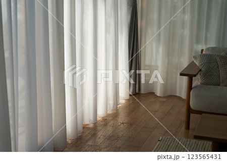 カーテンのある風景 123565431