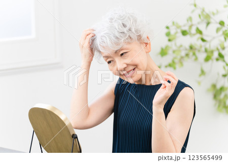 スキンケアをするシニア女性 ビューティイメージ スキンケアをするシニア女性 ビューティイメージ 123565499