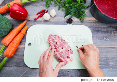 豚肩ロースネット巻きの塊肉 豚肩ロースネット巻きの塊肉 123565600