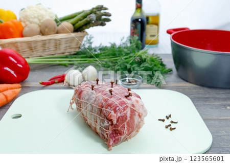 豚肩ロースネット巻きの塊肉 123565601
