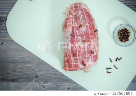 豚肩ロースネット巻きの塊肉 123565607