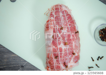 豚肩ロースネット巻きの塊肉 豚肩ロースネット巻きの塊肉 123565608